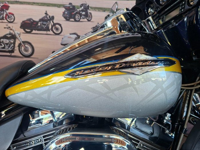 2012 Harley-Davidson CVO Ultra Classic Electra Glide (FLHTCUSE)