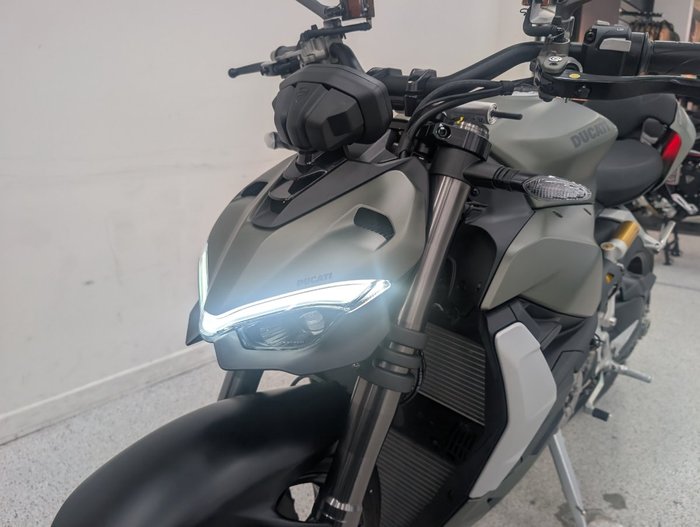 2024 DUCATI STREETFIGHTER V2 Green