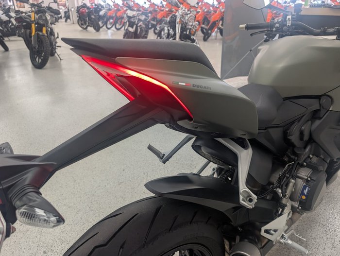 2024 DUCATI STREETFIGHTER V2 Green