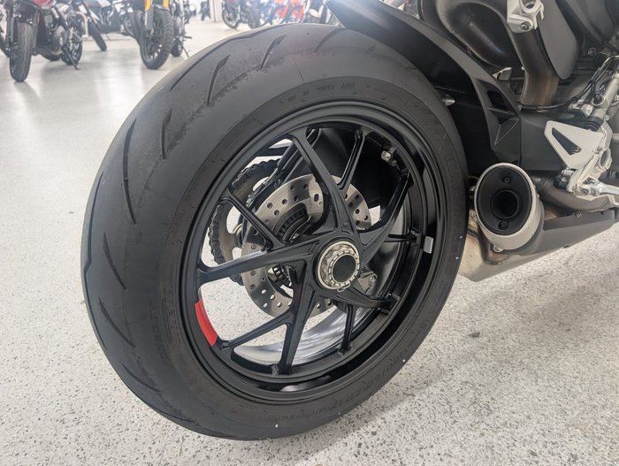 2024 DUCATI STREETFIGHTER V2 Green