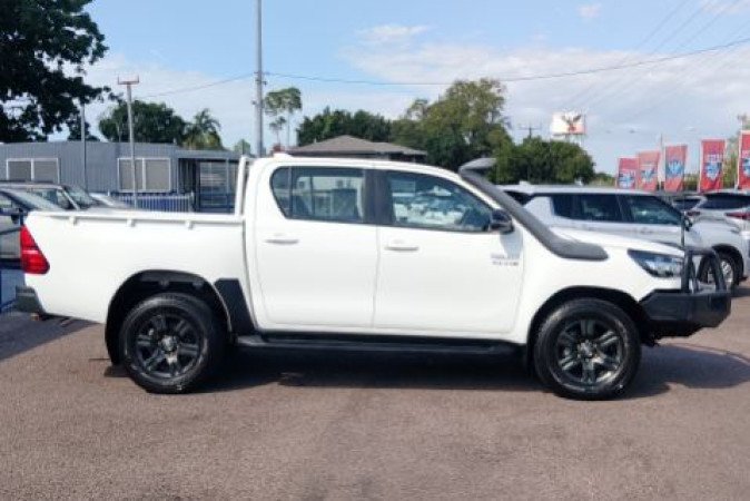 2022 TOYOTA HILUX SR (4x4)