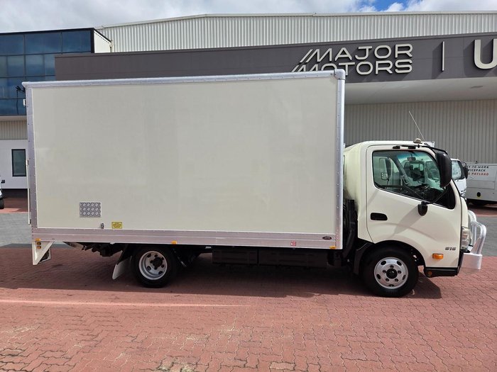 2015 Hino 616 - 300 Series Car License Van And Lift