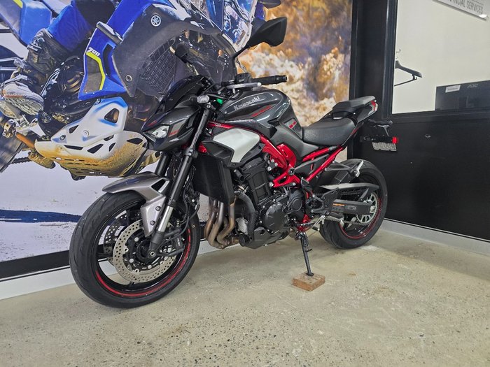 2025 Kawasaki Z900 (ZR900) RED