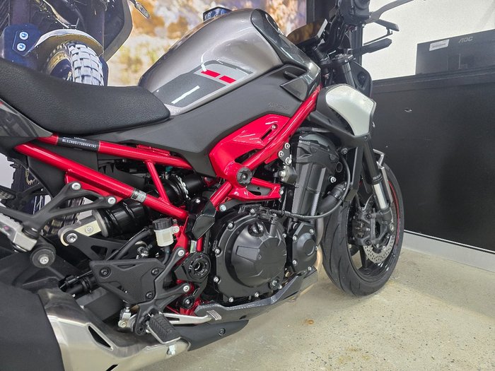 2025 Kawasaki Z900 (ZR900) RED