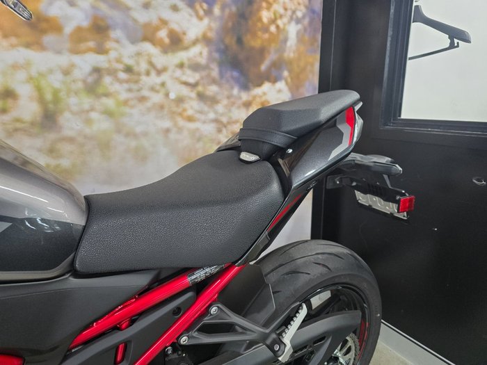 2025 Kawasaki Z900 (ZR900) RED