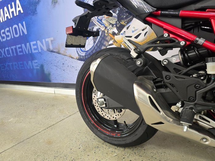 2025 Kawasaki Z900 (ZR900) RED