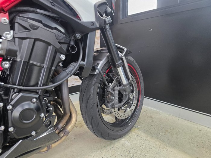 2025 Kawasaki Z900 (ZR900) RED
