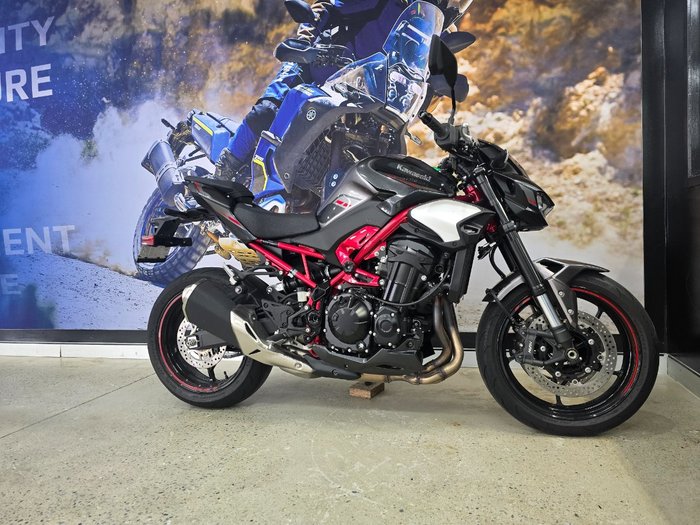2025 Kawasaki Z900 (ZR900) RED