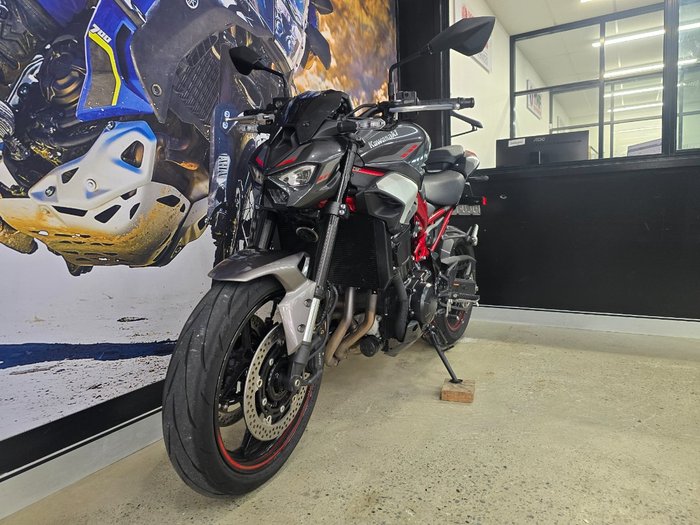 2025 Kawasaki Z900 (ZR900) RED