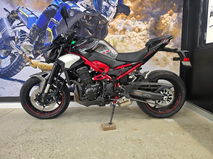 2025 Kawasaki Z900 (ZR900) RED