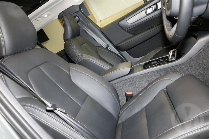 2025 Volvo XC40 Ultra B4 Dark
