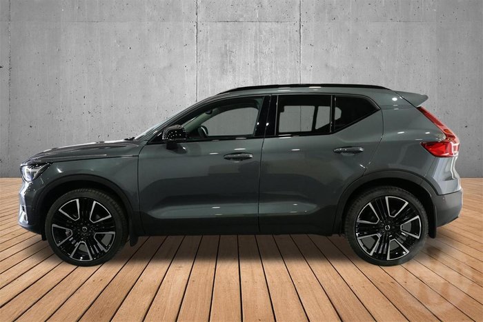 2025 Volvo XC40 Ultra B4 Dark