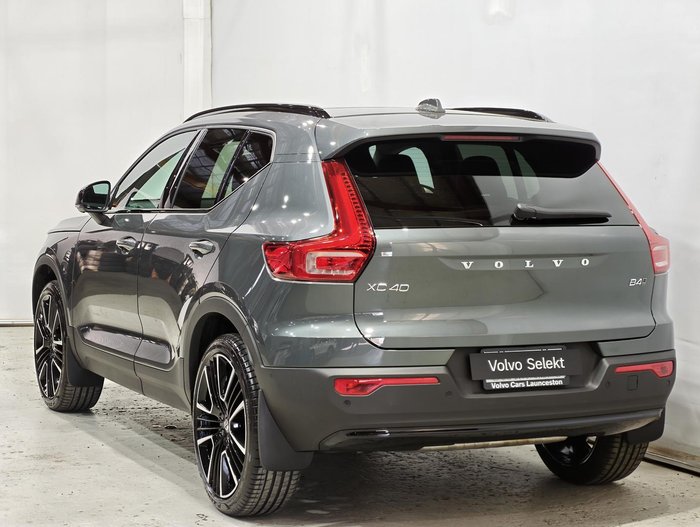 2025 Volvo XC40 Ultra B4 Dark
