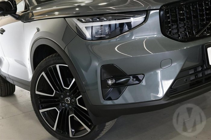2025 Volvo XC40 Ultra B4 Dark