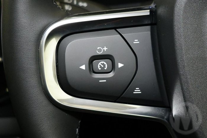 2025 Volvo XC40 Ultra B4 Dark