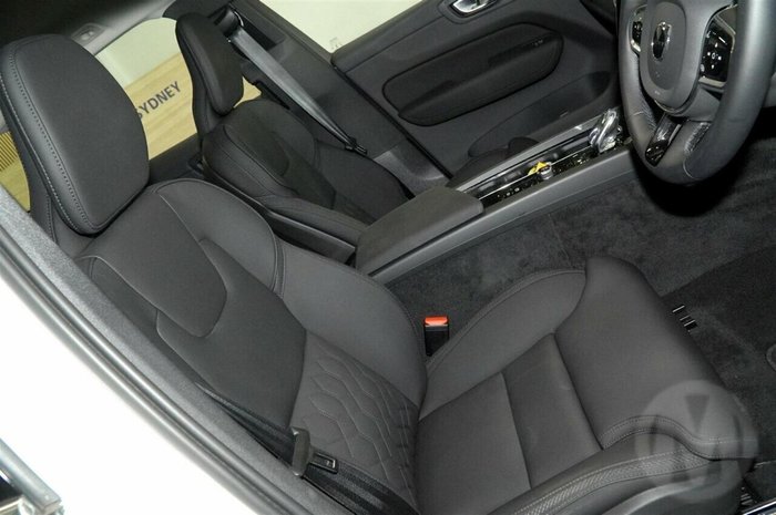 2025 Volvo XC60 Plus B5 Bright