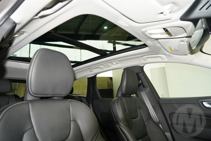 2025 Volvo XC60 Ultra B5 Dark