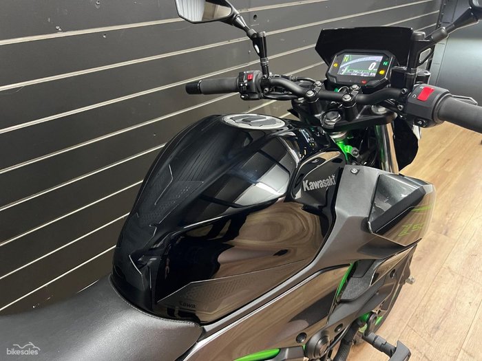 2025 Kawasaki Z500 SE Green