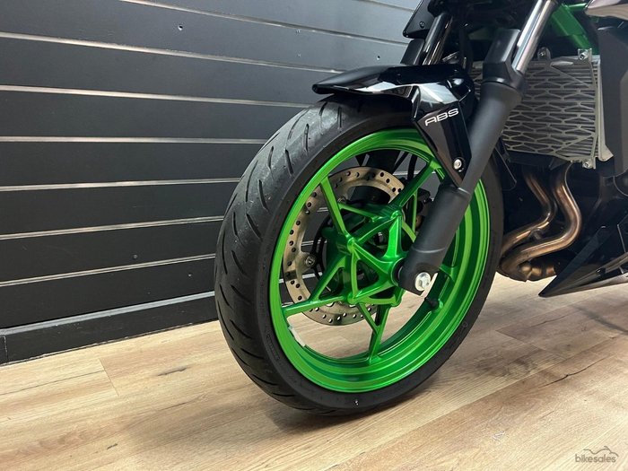 2025 Kawasaki Z500 SE Green