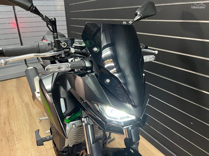 2025 Kawasaki Z500 SE Green