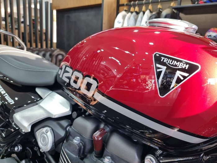 2025 Triumph BONNEVILLE SPEED TWIN 1200 Red
