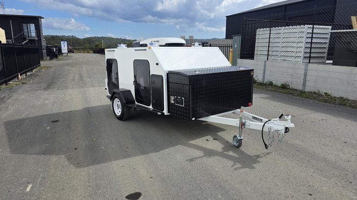 2026 McNeill Deluxe 4 Berth Dog Trailer