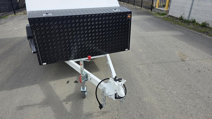 2026 McNeill Deluxe 4 Berth Dog Trailer