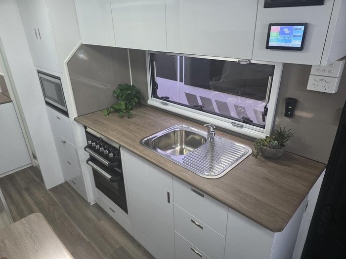 2025 Red Centre Newell Plus 206