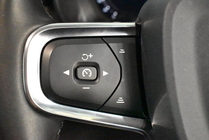2022 Volvo XC40 Ultimate B5 Dark