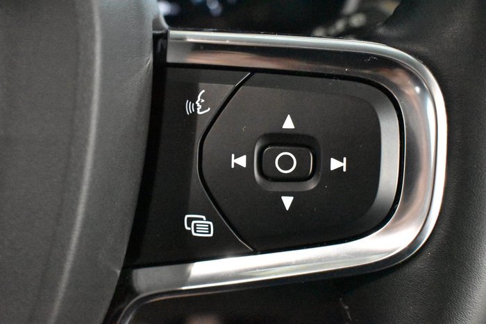 2022 Volvo XC40 Ultimate B5 Dark