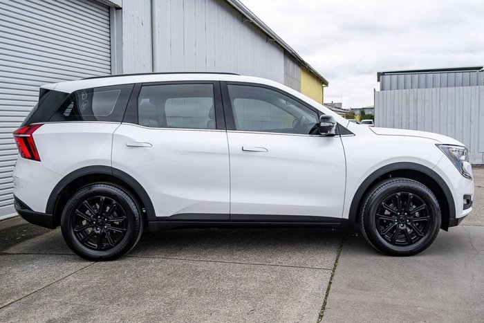2024 Mahindra XUV700 AX7