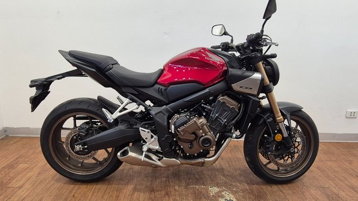 2025 Honda CB650RAC RED
