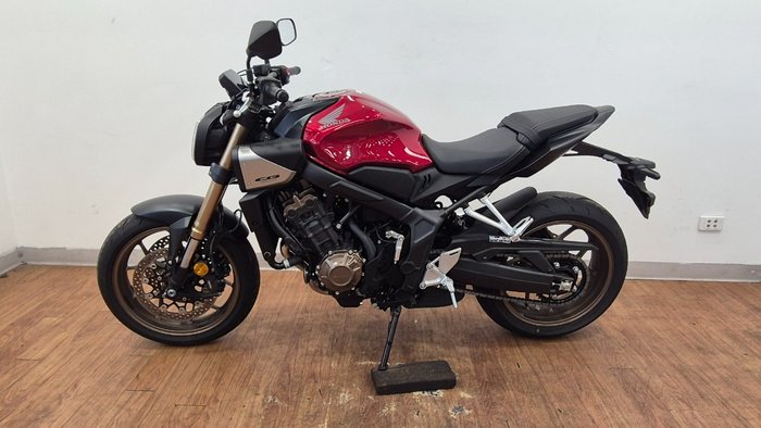 2025 Honda CB650RAC RED