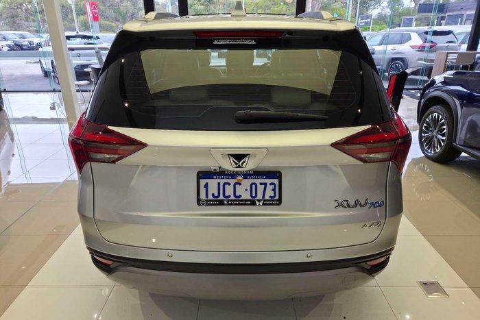 2024 Mahindra XUV700 AX7L