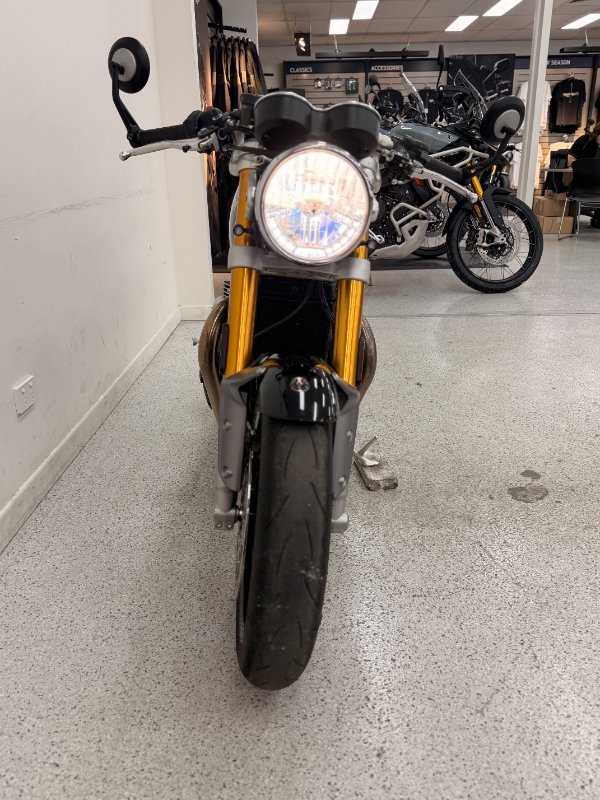 2022 Triumph THRUXTON RS Black