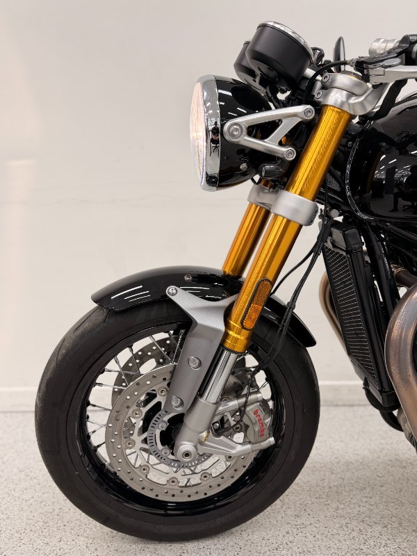 2022 Triumph THRUXTON RS Black
