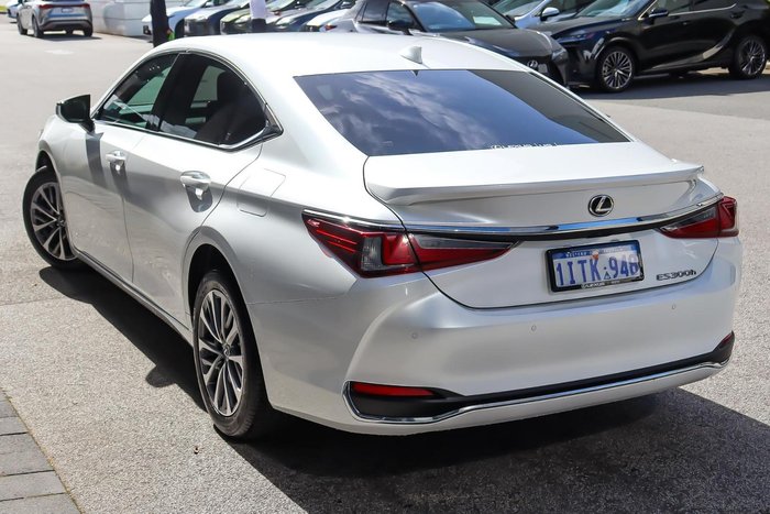 2025 Lexus ES 300h Luxury