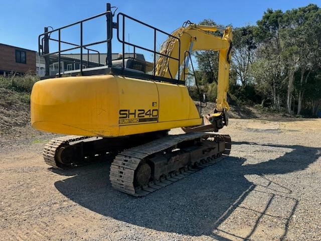 2011 Sumitomo SH240