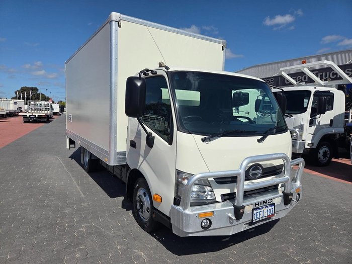 2013 Hino 616 - 300 Series Car License Van And Lift