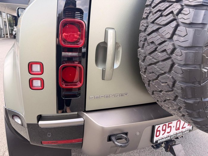 2024 Land Rover Defender 110 D300 X-Dynamic SE