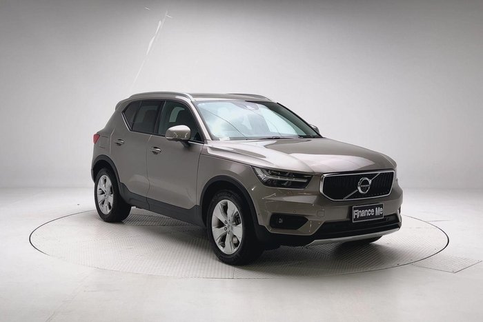 2022 Volvo XC40 T4 Momentum