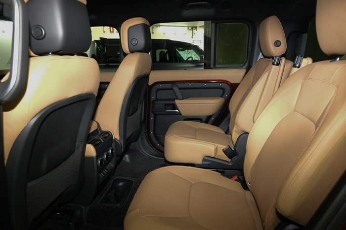 2025 Land Rover Defender 130 D350 X-Dynamic SE