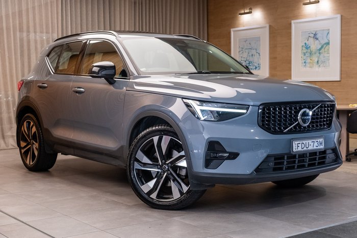 2023 VOLVO XC40