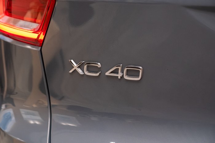 2023 VOLVO XC40 ULTIMATE B5 DARK MHEV