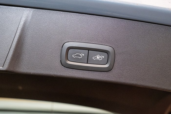 2023 VOLVO XC40 ULTIMATE B5 DARK MHEV