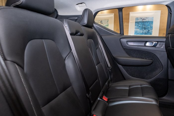 2023 VOLVO XC40 ULTIMATE B5 DARK MHEV