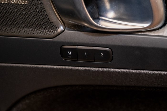 2023 VOLVO XC40 ULTIMATE B5 DARK MHEV