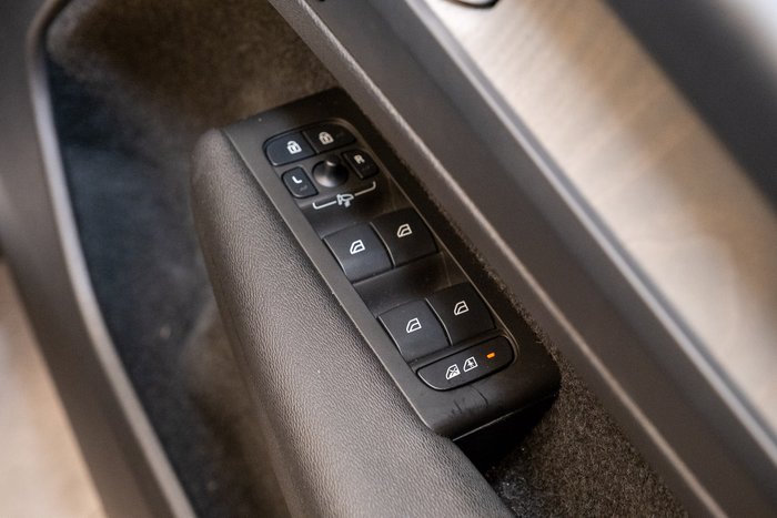 2023 VOLVO XC40 ULTIMATE B5 DARK MHEV