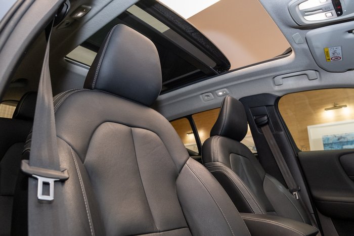 2023 VOLVO XC40 ULTIMATE B5 DARK MHEV