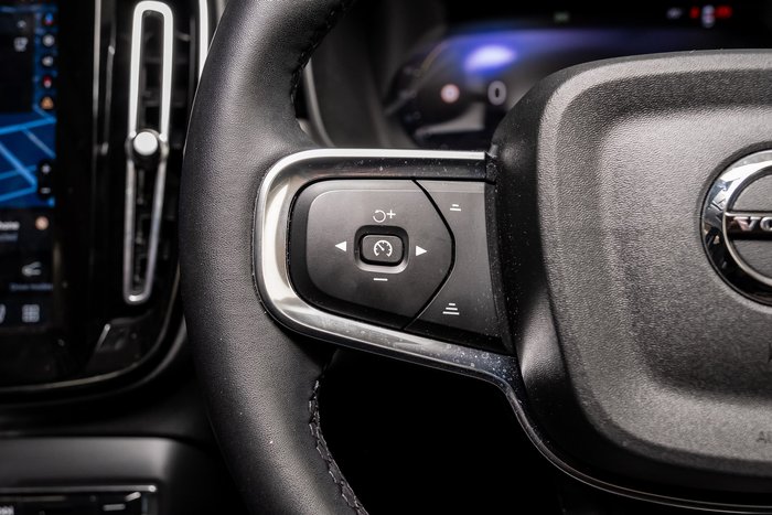 2023 VOLVO XC40 ULTIMATE B5 DARK MHEV